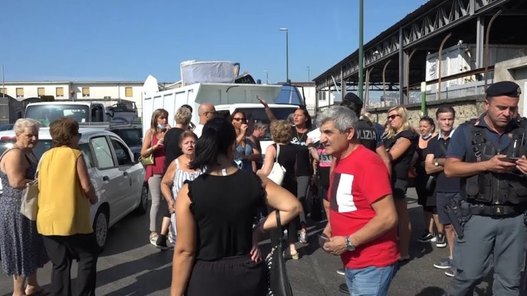 Rifiuti, abitanti Napoli est bloccano i camion dell’Asia diretti al sito di stoccaggio