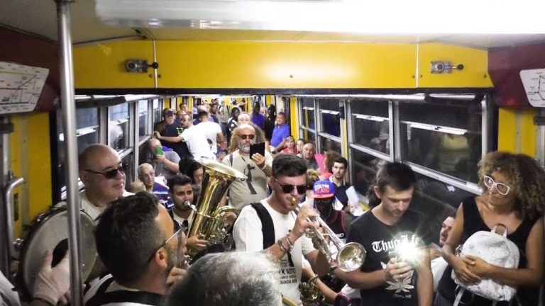 Marco Zurzolo in Circumvesuviana: il concerto con la band MVM a bordo del treno