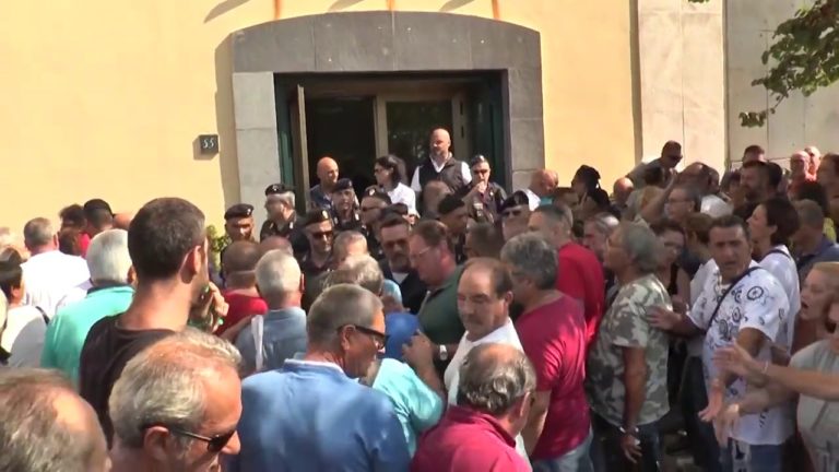 Napoli, tensione davanti a sede Provveditorato: lavoratore Manital aggredisce giornalista