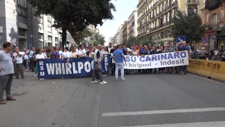 Whirlpool, operai di Napoli in corteo