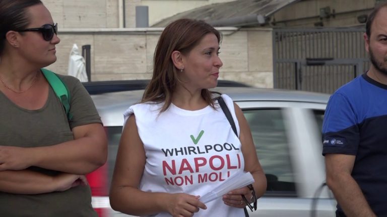 Napoli, protesta degli operai Whirlpool davanti al consolato Usa