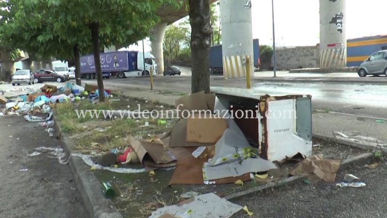Napoli Est affoga tra i rifiuti: lago di melma e spazzatura in via Argine