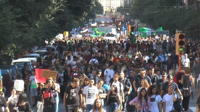 Fridays For Future, in decine di migliaia in piazza a Napoli per la difesa dell’ambiente