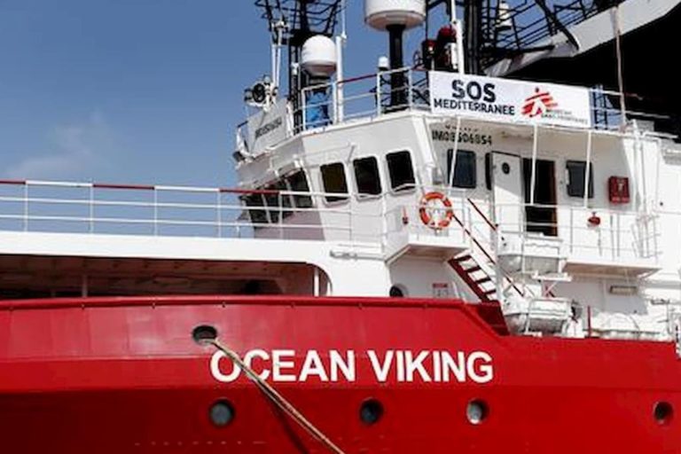 Ocean Viking, sbarcheranno a Lampedusa gli 82 migranti a bordo