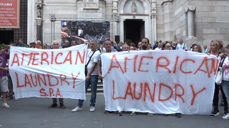 Sit in dei lavoratori American Laundry davanti alla Galleria Vittoria: tensioni con la Polizia