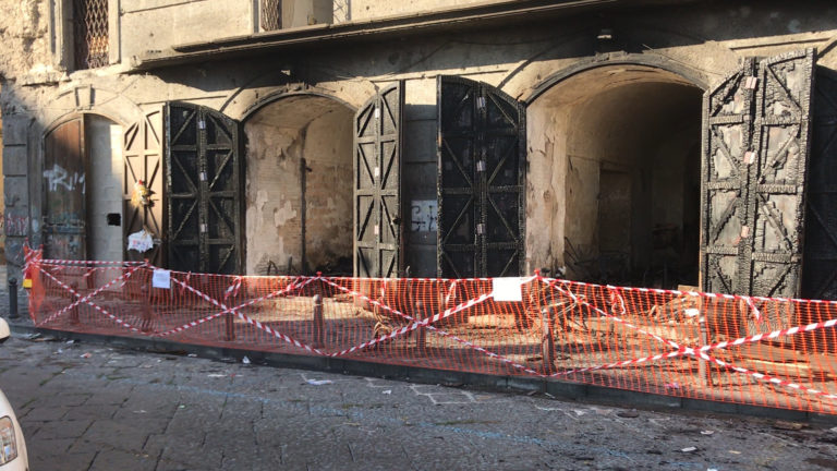 Incendio nella notte in un palazzo di piazza Mercato: residenti evacuati