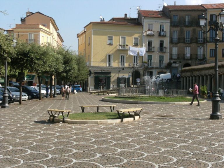 Vallo della Lucania, partorisce in casa e nasconde il cadavere del neonato in una valigia