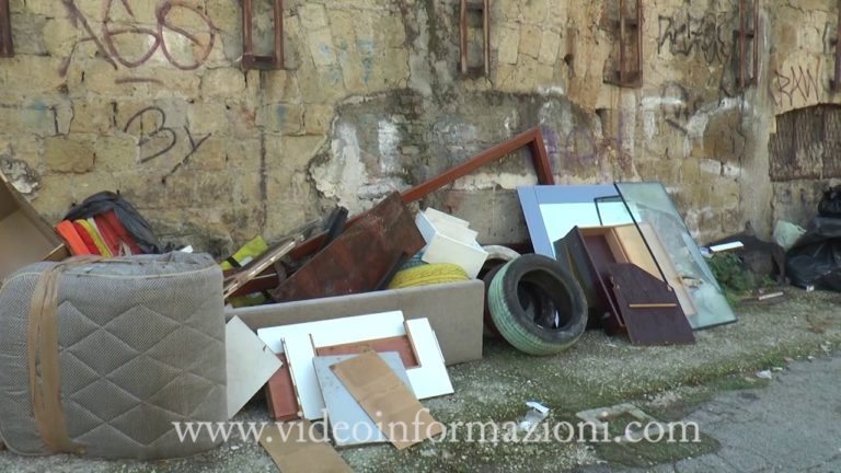 Emergenza rifiuti a Napoli: si ferma la raccolta differenziata