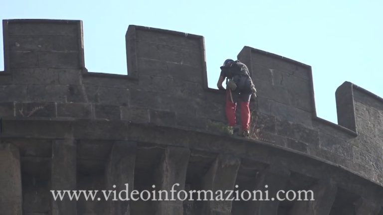 I «Paracadutisti Napoli» puliscono le pareti del Maschio Angioino