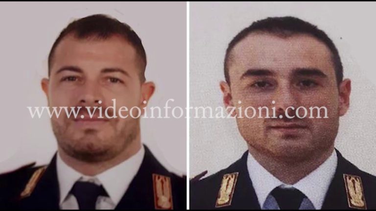 Fiaccolata davanti alla Questura di Napoli per gli agenti uccisi a Trieste