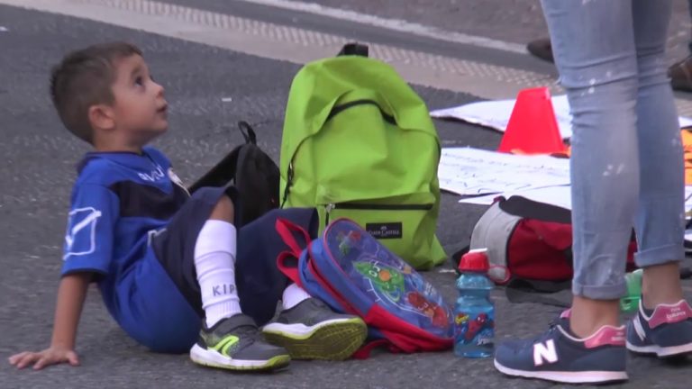 Partita di calcio davanti al Comune di Napoli: la protesta dei ragazzini senza campo