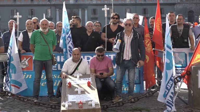Protesta dei lavoratori Selav, con la bara davanti alla Prefettura di Napoli