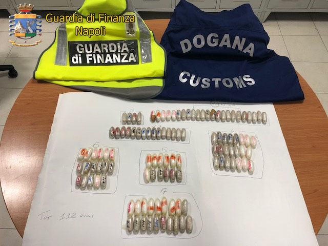 Aeroporto di Capodichino, aveva 112 ovuli con cocaina ed eroina nascosti nell’addome: arrestato