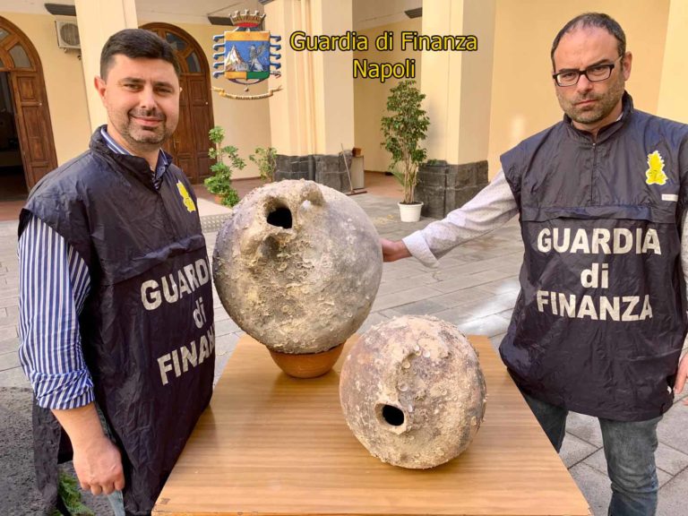 Torre del Greco, sequestrati reperti archeologici a imprenditore indagato per reati tributari