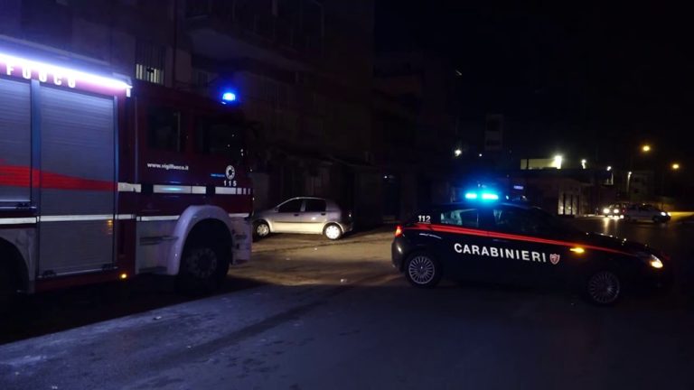 Paura a Casoria, incendio distrugge un bar in via Rossini