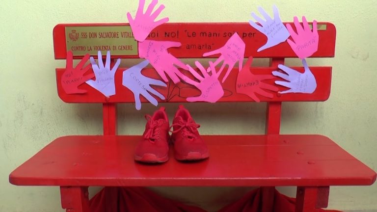 #Nonènormalechesianormale, a Varcaturo la prima panchina rossa in una scuola
