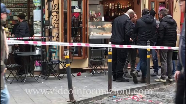 Spari tra la folla a Napoli, uomo ferito a una gamba in via Toledo