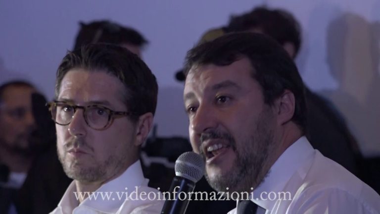Salvini a Napoli, scritte ingiuriose contro il leader della Lega ma niente contestazioni