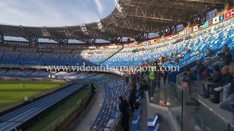 Calcio Napoli, allenamento a porte aperte: dura contestazione degli ultrà davanti stadio