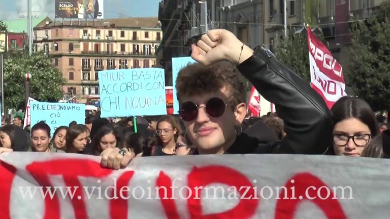 “Cambiare la scuola per cambiare il sistema”, gli studenti di Napoli scendono in piazza