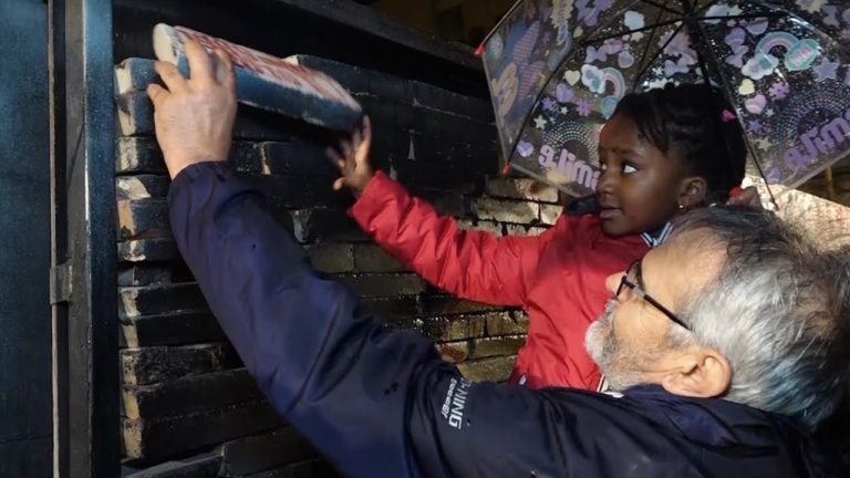 “Abbattiamo i muri”, a piazza Carlo III si celebra la caduta del Muro del Berlino