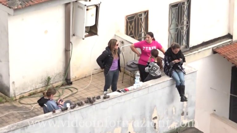 Terzigno, case abusive: residenti salgono sui tetti per impedire gli sgomberi