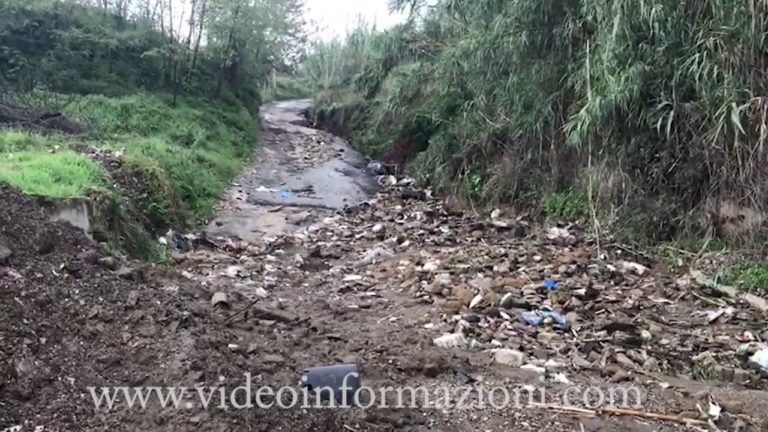 Maltempo, strada collassa tra Marano e Chiaiano: auto bloccate nel fango