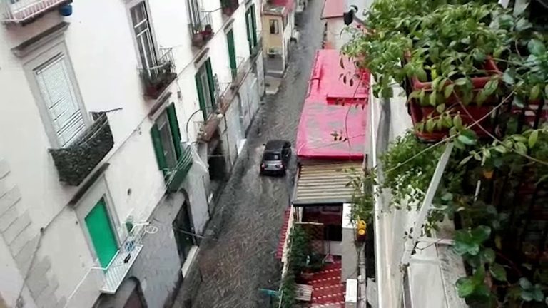 Bomba d’acqua su Napoli, strade allagate e disagi. Black out a Chiaia
