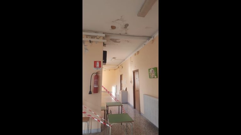 Crolli alla scuola Andrea Doria di Fuorigrotta, i genitori: “Vogliamo sicurezza”