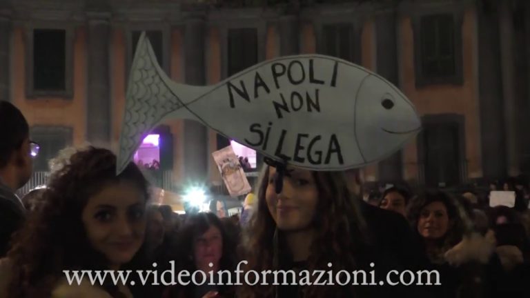Le “Sardine” a Napoli, in migliaia scendono in piazza: “La città non si lega”