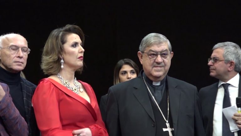 All’asta del cardinale Sepe raccolti 125mila euro: “Si è visto il cuore di Napoli”
