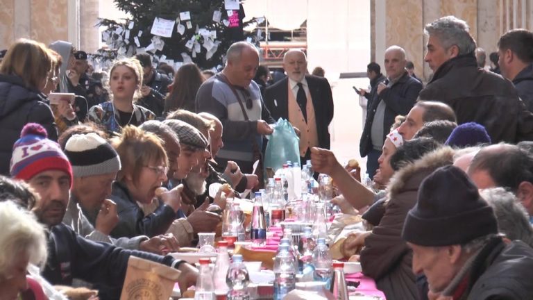Il teatro San Carlo dedica ai più bisognosi il tradizionale pranzo di Natale