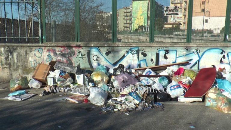 Rifiuti, a Napoli la situazione non migliora: ancora tonnellate in giacenza