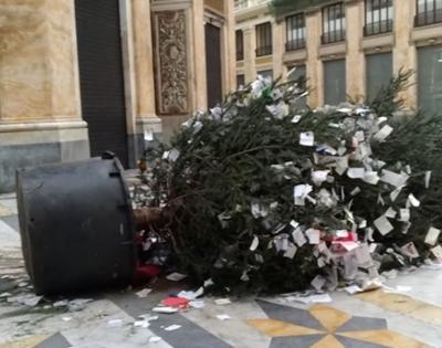 Napoli, vandali abbattono l’albero di Natale nella galleria Umberto