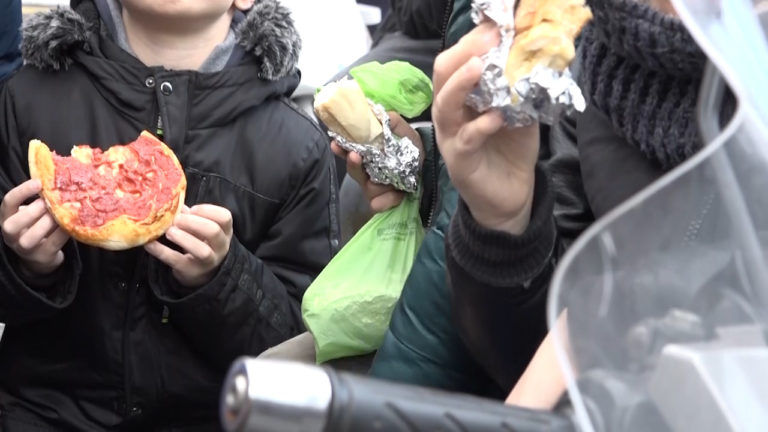 Vermi nella pasta, studenti della scuola Cuoco-Schipa mangiano in strada