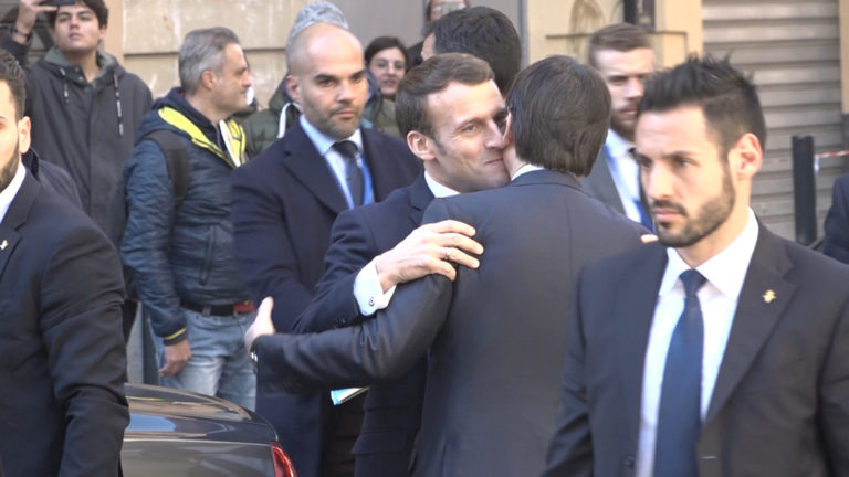 Macron arriva a Napoli, l’abbraccio con il premier Conte
