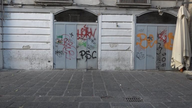 Movida senza regole, imprenditore del centro storico di Napoli costretto a chiudere