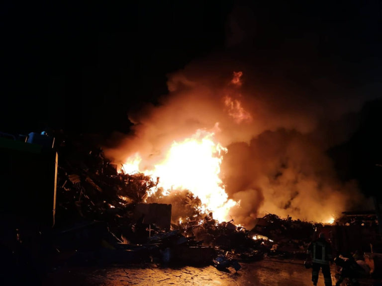 Nuovo disastro nella Terra dei Fuochi, a fuoco il sito di stoccaggio dei rifiuti di Acerra