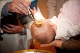 Coronavirus, battesimo in chiesa: denunciati prete, genitori, padrino e fotografo
