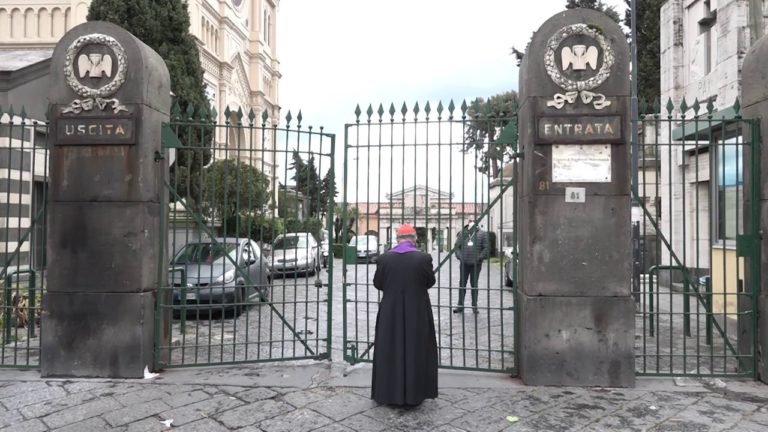 Coronavirus, il cardinale Sepe in preghiera davanti al cimitero di Poggioreale