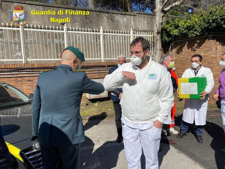 Napoli, la Guardia di Finanza consegna 600 mascherine all’Azienda Ospedaliera dei Colli