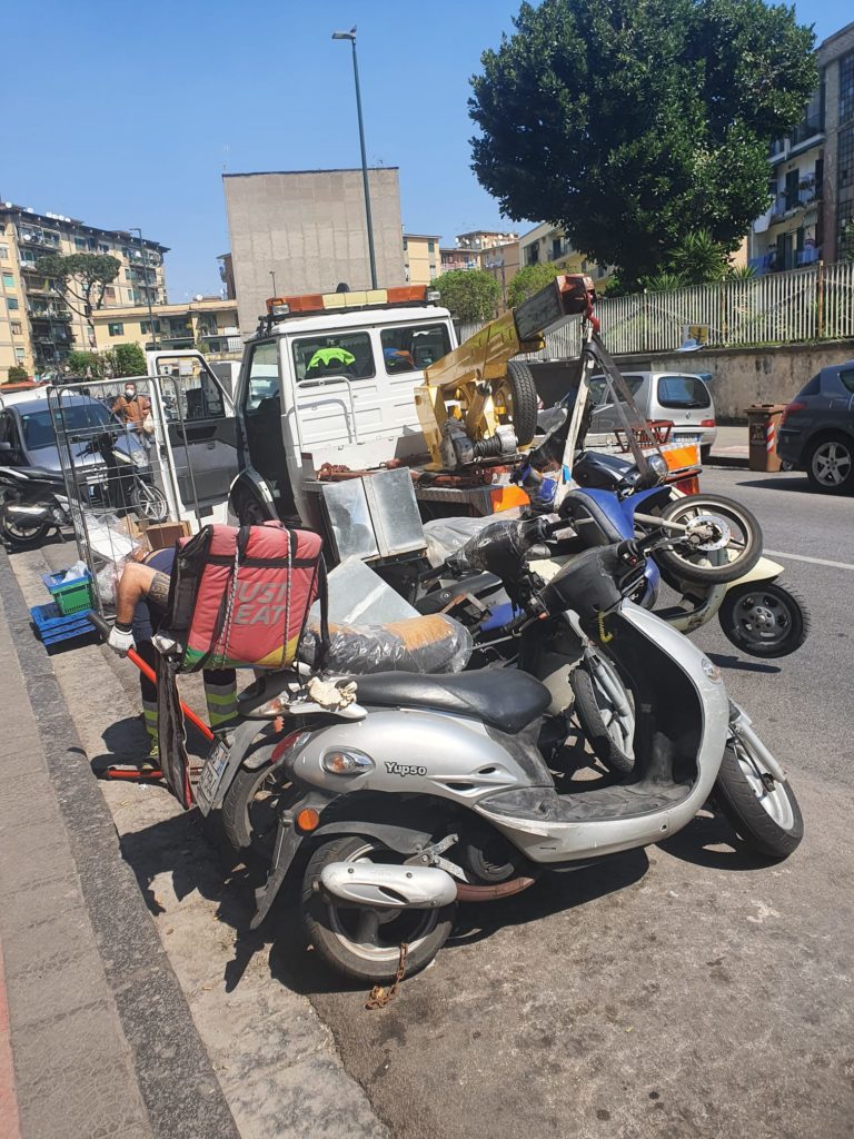 Napoli, sequestrati 10 motorini senza targa e assicurazione per portare pizze a domicilio