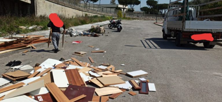 A Napoli la Polizia Municipale denuncia 50 persone per abbandono di rifiuti in strada