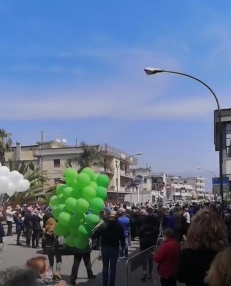 Follia a Saviano: centinaia di persone ai “funerali” di Sommese – VIDEO
