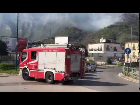 Napoli, incendio sulla collina dei Camaldoli: canadair in azione