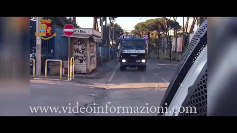 Coronavirus, a Napoli mezzi della Polizia sanificano le strade