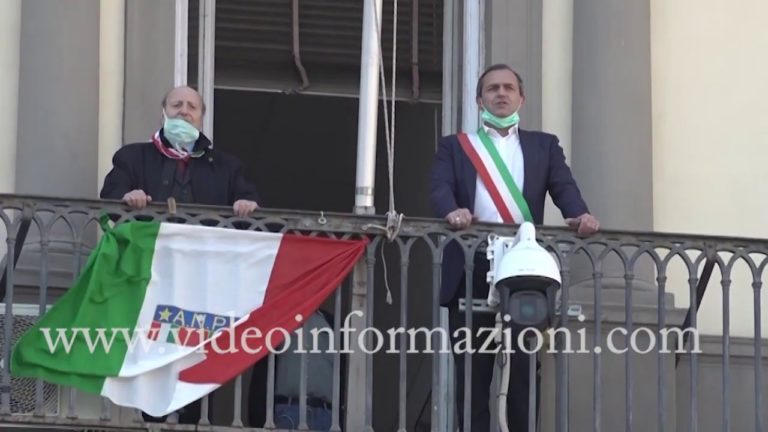 25 aprile a Napoli, il sindaco canta “Bella Ciao” da Palazzo San Giacomo
