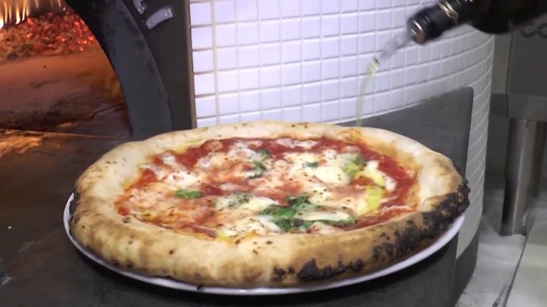 A Napoli riparte la consegna a domicilio, è record di pizze sfornate: 60mila in una sera