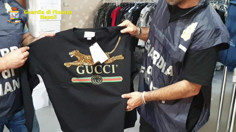 Napoli, smantellata associazione a delinquere dedita al traffico di abbigliamento contraffatto