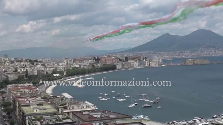 Le Frecce tricolori nel cielo di Napoli, controlli anti assembramento in luoghi panoramici
